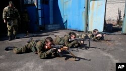 Para pemuda yang bergabung dengan separatis pro Rusia melakukan latihan militer di Donetsk, Ukraina timur (29/9).