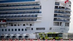Sebuah bus membawa para penumpang yang turun dari kapal pesiar Diamond Princess yang dalam status karantina akibat wabah virus korona, 19 Februari 2020, di Yokohama, dekat Tokyo. (Foto: AP)