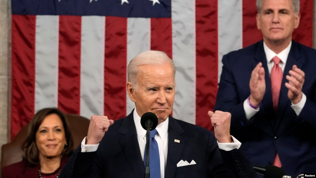 Prezida Biden ashikiriza ijambo abanyamerika.
