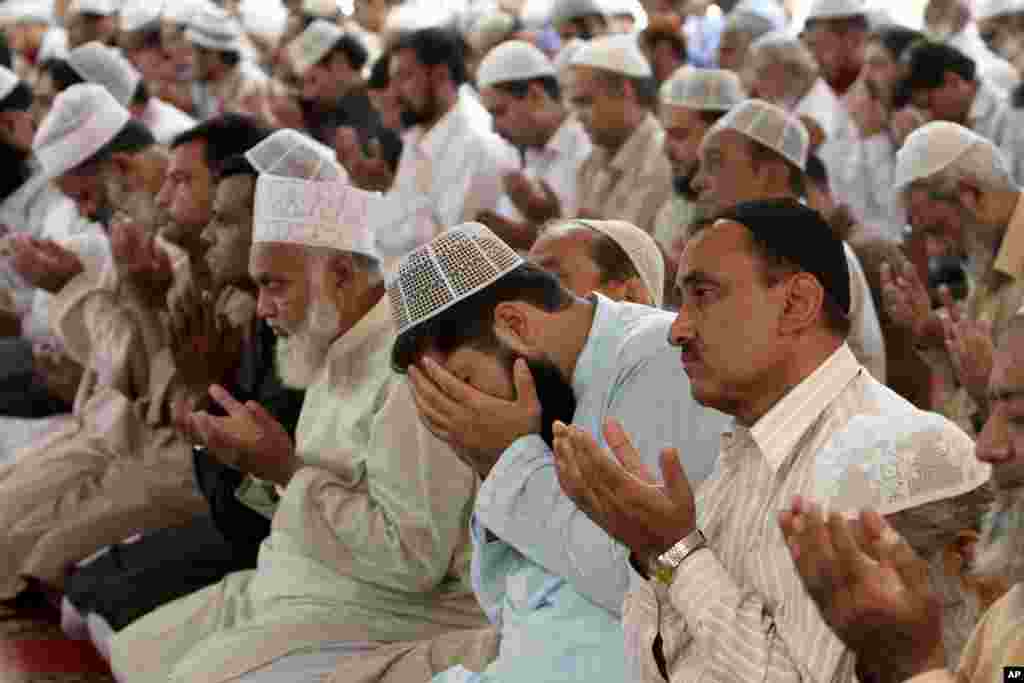 Pakistani worshippers pray for the recovery of Malala Yousafzai during Friday prayers in a Mosque in Karachi, Pakistan, October 12, 2012. 