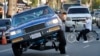 Foto de archivo. Un 'lowrider' viaja sobre tres ruedas en Sunset Blvd., en el vecindario Echo Park de Los Ángeles. (Foto AP/Damian Dovarganes)