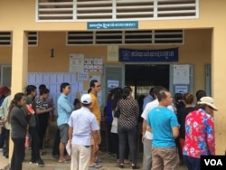 Voters wait in line to cast ballots for the fourth commune council election in Russey Keo district of Cambodia's capital Phnom Penh, Sunday, June 4, 2017. (Sun Narin/VOA Khmer)