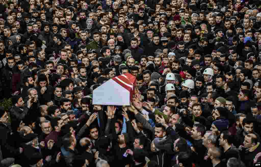 터키 이스탄불 레이나 나이트클럽에서 발생한 총격테러 희생자인 23살 유누스 고르멕의 장례식에서 참석자들이 관을 옮기고 있다.