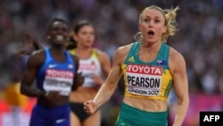 Sally Pearson célèbre sa victoire sur 10 m aux Mondiaux de Londres, Angleterre, le 12 août 2017.