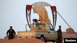 Des soldats du Front Polisario à l’entrée de leur base militaire à Bir Lahlou, Sahara occidental, 9 septembre 2016. 