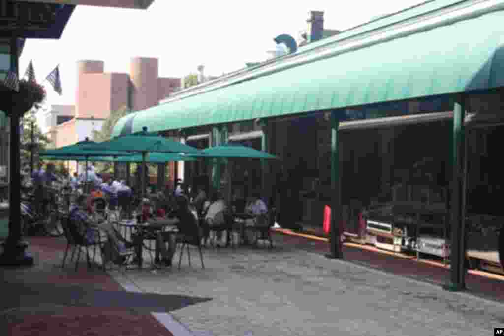 乔治城内一家杂货店的露天茶座