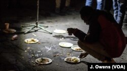 Para migran dan pengungsi makan malam di jalan bawah tanah di Ventimiglia, Italia, menunggu malam untuk menyebarangi Perancis, Desember 2017.