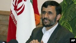 ປະທານາທິບໍດີອີຣ່ານ ທ່ານ Mahmoud Ahmadinejad ທີ່ນະຄອນຫຼວງບາກູ ປະເທດ Azerbaijan (18 ພະຈິກ 2010)