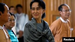 National League for Democracy (NLD) party leader Aung San Suu Kyi smiles as she arrives to attend Union Parliament in Naypyitaw January 28, 2016. REUTERS/Soe Zeya Tun - RTX24BTR
