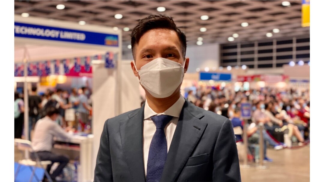 国际移民及置业博览总监谢沛豪表示，部份港人对落实移民计划仍抱观望态度，加上英国等国家的疫情较香港严重，估计港人移民潮的高峰期会在一年至一年半之后才出现 (美国之音/汤惠芸)