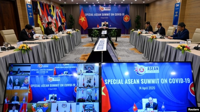 越南总理阮春福在河内与东南亚国家联盟(ASEAN)领导人就冠状病毒病(COVID-19)举行的特别视频会议发表讲话。（2020年4月14日）