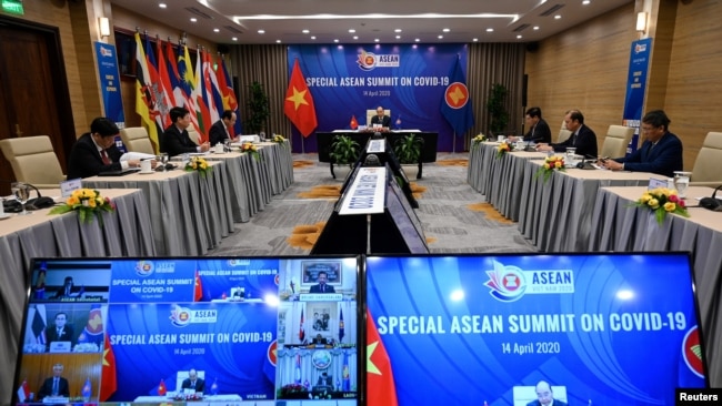 越南总理阮春福在河内参加东盟国家领导人就新冠疫情举行的视频会议上讲话。（2020年4月14日）