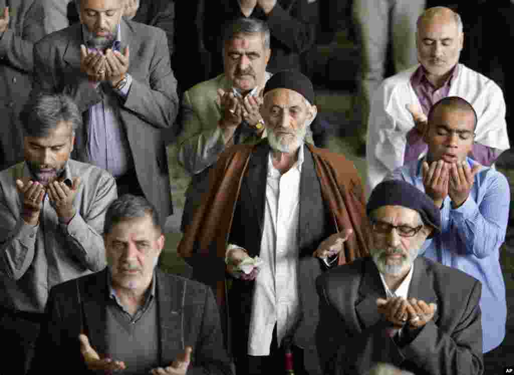 Iranian worshippers perform their Eid al-Adha prayers at Tehran University campus in Tehran, Iran, October 26, 2012.