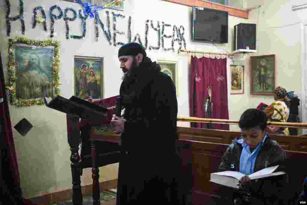 A priest leads the mass in a church in Minya, Egypt. Copts celebrates Christmas on Jan 7. (H. Elrasam/VOA)