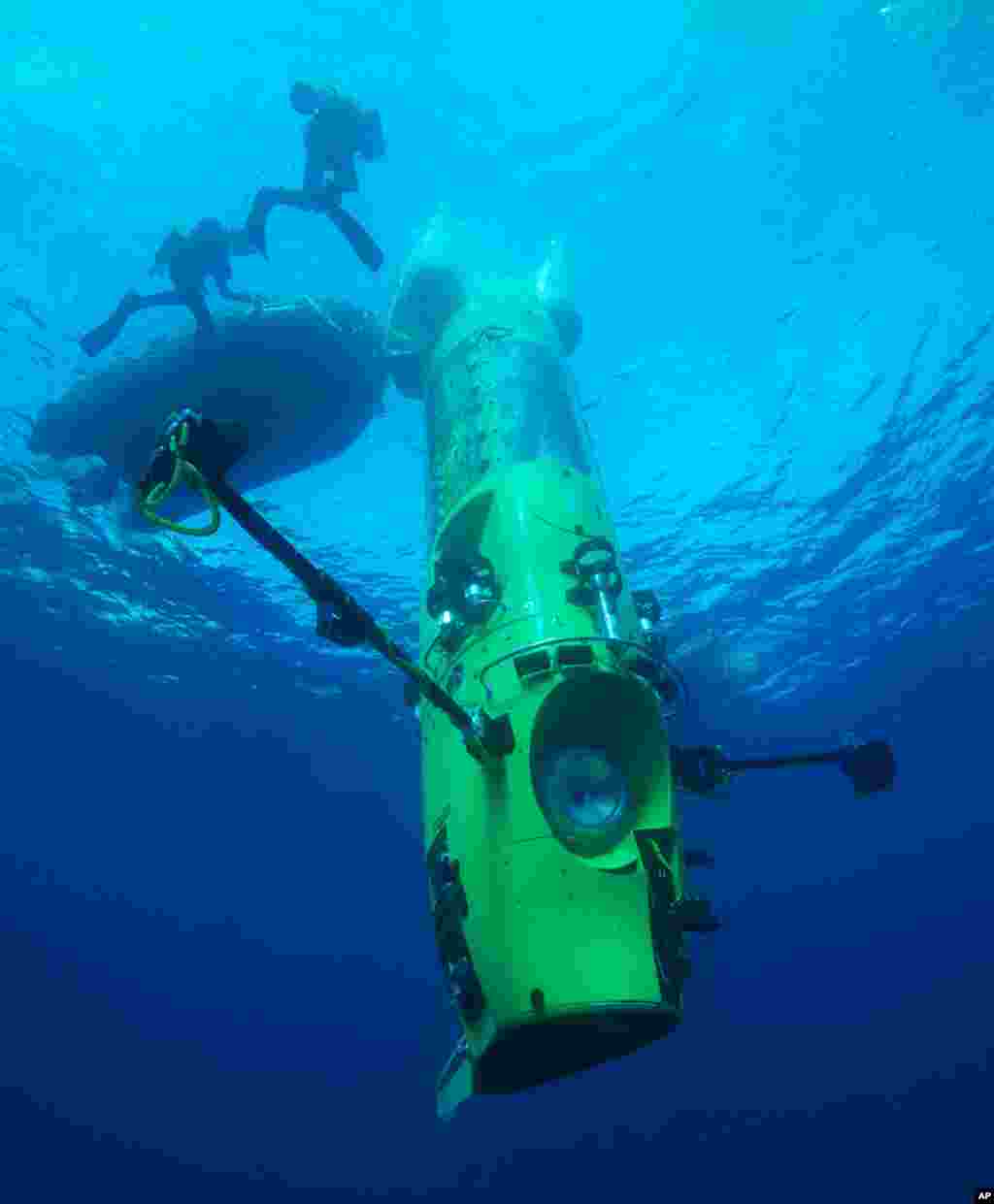 The DEEPSEA CHALLENGER begins its first 2.5-mile test dive off the coast of Papua New Guinea. (Photo: Mark Thiessen/National Geographic)