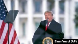 Bivši američki predsjednik Donald Trump govori tokom protesta koji je prethodio nasilnom upadu u zdanje Kongresa. (AP/Evan Vucci)