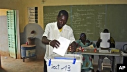 A man casts his ballot during Burkina Faso elections at Ouagadougou, Burkina Faso, 21 Nov 2010