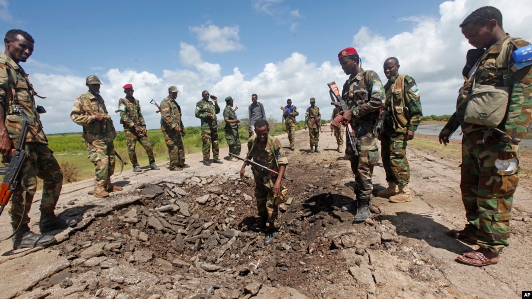 Beberapa tentara Somalia berkumpul di pangkalan militer Somalia dekat lokasi penyerangan oleh kelompok militan al-Shabab di Lower Juba, 13 Juni 2018.
