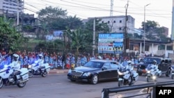 Shugaban kasar Kamaru Paul Biya kan hanyarsa ta zuwa fadarsa.