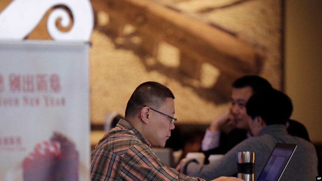 Seorang pria tampak menggunakan laptopnya di salah satu cafe di Beijing, China, pada 16 Februari 2015. (Foto: AP/Andy Wong)