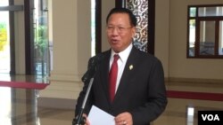 Chheang Vun, a senior ruling party lawmaker of the Cambodian People's Party (CPP), speaks at a press conference on the distribution of parliamentary seats of the opposition party in Phnom Penh, Cambodia, November 24, 2017. (Hul Reaksmey/VOA Khmer) 