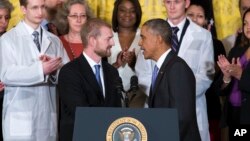 Presiden AS Barack Obama bersalaman dengan dokter AS yang sembuh dari ebola, Dr. Kent Brantly di Gedung Putih, Rabu (29/10).