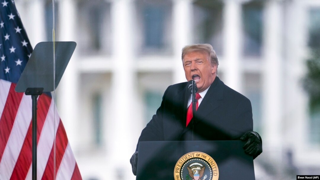 Bivši američki predsednik Donald Tramp govori tokom protesta koji je prethodio nasilnom upadu u zdanje Kongresa (AP/Evan Vucci)