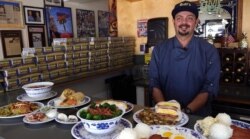 LA에서 하와이안 식당을 운영하고 있는 폴 와바 씨가 14가지 종류의 스팸 요리를 선보이고 있다.