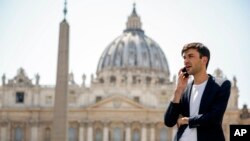 Mathieu De La Souchere habla por teléfono después de una entrevista con The Associated Press en la Plaza de San Pedro el miércoles 3 de junio de 2019, en el Vaticano. (AP Foto/Domenico Stinellis).