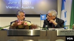 Sekjen OPEC dan Presiden OPEC saat konferensi pers di kantor pusat OPEC di Wina, Austria (foto: dok.). OPEC menurunkan perkiraan permintaan minyak karena masih lemahnya perekononomian dunia.