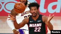 Jimmy Butler de Miami Heat passe le ballon lors d'un match contre les Lakers de Los Angeles, États-Unis, le 4 octobre 2020.