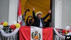 El presidente de Perú, Pedro Castillo, saluda a sus partidarios en Lima, Perú, el 7 de junio de 2021.