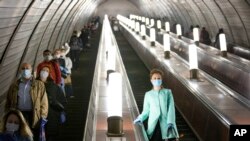 Người dân đeo khẩu trang và găng tay để phòng dịch Covid-19 tại một ga tàu điện ngầm ở Moscow, Nga, vào ngày 12/5/2020.