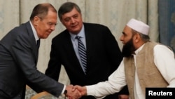 روس کے وزیر خارجہ سرگئی لاروف طالبان وفد کے رکن الحاج محمد سہیل کا خیرمقدم کر رہے ہیں۔ روس نے کثیر ملکی امن کانفرنس کی ماسکو میں میزبانی کی۔ 9 نومبر 2018