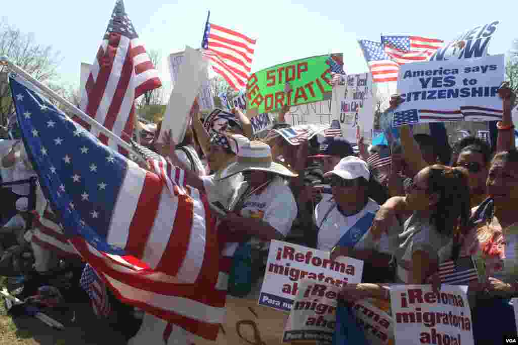 Las banderas de Estados Unidos se confundieron con la gente, las pancartas y con otras banderas de otros países hispanos.