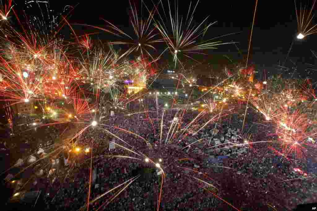 Kembang api menghiasi angkasa di tengah perayaan tumbangnya kekuasaan Presiden Mesir Mohammed Morsi di Alun-Alun Tahrir, Kairo (3/7).