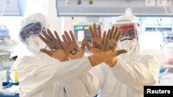 "ჩვენ შევძლებთ" - წარწერა იტალიის ერთ-ერთი საავადმყოფოს თანამშრომელთა ხელებზე 