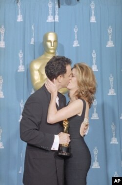 تام هنکس و همسرش ریتا ویلسون پس از دریافت جایزه اسکار بهترین بازیگر نقش اول مرد هنکس برای بازی در فیلم فارست گامپ