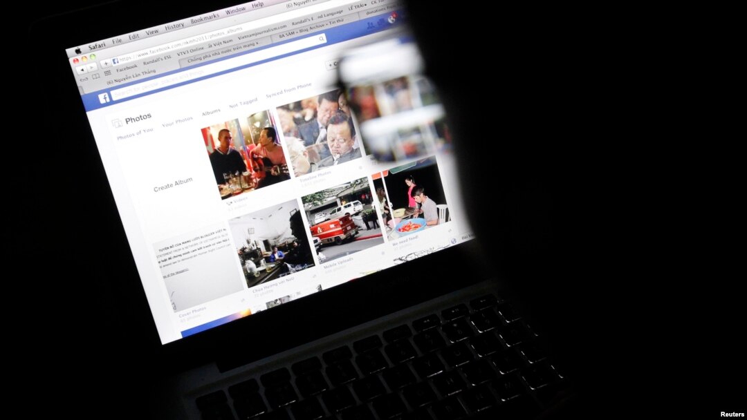Vietnamese Internet activist Nguyen Lan Thang looks at a Facebook page at a cafe in Hanoi, Nov. 27, 2013. 