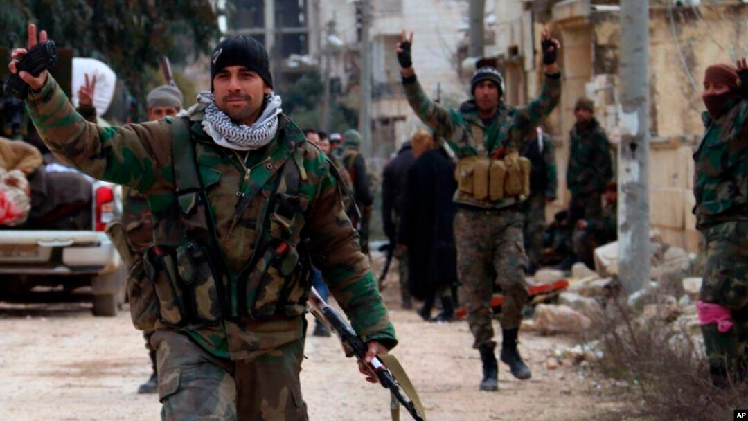 Tentara Suriah mengacungkan jari tanda kemenangan di kawasan Rashideen, Provinsi Aleppo, Suriah, Minggu, 16 Februari 2020. (Foto: SANA via AP)