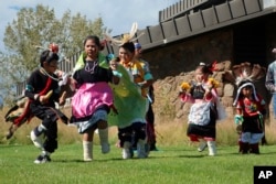 FILE - Anak-anak Hopi menari di depan Balai Kota pada Hari Masyarakat Pribumi di Flagstaff, Arizona, 10 Oktober 2022. (Felicia Fonseca/AP)