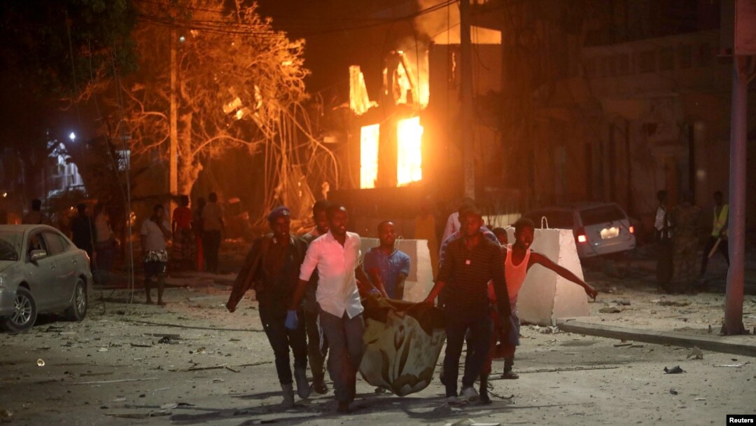 Tim SAR mengevakuasi korban yang terluka dari lokasi ledakan bom mobil yang menarget hotel di kawasan bisnis di jalan Maka Al Mukaram, Mogadishu, Somalia. 28 Februari, 2019. 