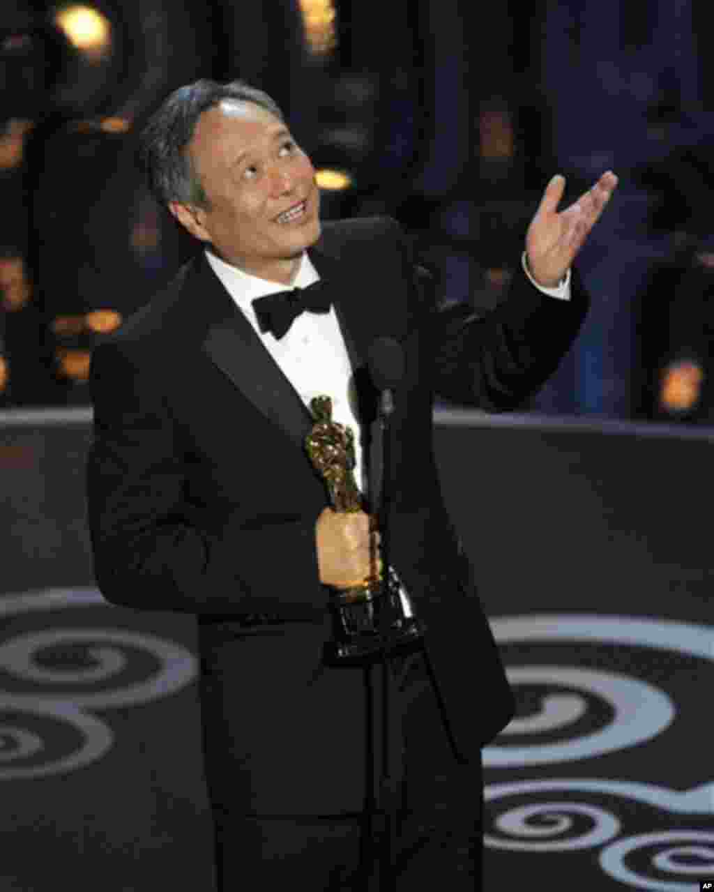 Ang Lee menerima penghargaan sebagai sutradara terbaik untuk film &quot;Life of Pi&quot; pada Academy Awards ke-85 di Dolby Theatre, Los Angeles (24/2). (AP/Chris Pizzello/Invision)