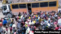 Ratusan warga Tembagapura yang akan mengungsi ke Kota Timika antre memasuki bus, Minggu, 8 Maret 2020. (Foto: Polda Papua)