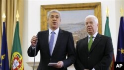 Portuguese PM Jose Socrates, with Finance Minister Fernando teixeira dos Santos, right, addresses journalists in Lisbon, 11 Jan 2011