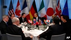 លោក Barack Obama ប្រធានាធិបតី​សហរដ្ឋ​អាមេរិក​ពិភាក្សា​នៅ​ក្នុង​កិច្ច​ប្រជុំ​ប្រទេស​ G7 ជាមួយ​ថ្នាក់​ដឹកនាំ​ប្រទេស​បារាំង អង់គ្លេស អាល្លឺម៉ង់ ជប៉ុន អ៊ីតាលី និង​សហគមន៍​អឺរ៉ុប នៅ​ទី​ក្រុង​ឡាអេ​ ប្រទេស​ហូឡង់​កាល​ពី​ថ្ងៃ​ទី​២៤ ខែ​មីនា ឆ្នាំ​២០១៤ នៅ​ក្រៅ​សន្និសីទ​កំពូល​​សន្តិសុខ​នុយក្លេអ៊ែរ​។