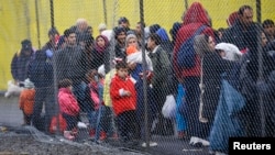 Para migran menunggu di perbatasan Slovenia untuk memasuki Spielfeld, Austria bulan Februari lalu (foto: ilustrasi).