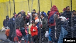 Des migrants attendant de traverser la frontière entre la Slovénie et l'Autriche, le 16 février 2016. (REUTERS/Leonhard Foeger) 