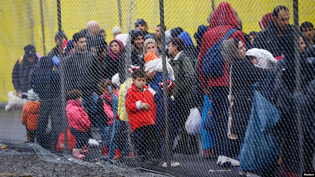Para migran menunggu di perbatasan Slovenia untuk memasuki Spielfeld, Austria bulan Februari lalu (foto: ilustrasi).