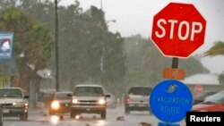 Inundaciones leves en Gulfport, Florida, tras el paso de la tormenta tropical Andrea, que ahora se desplaza sobre la costa este de Estados Unidos.